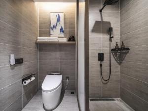 a bathroom with a shower and a toilet and a sink at GreenTree Eastern Hotel Dezhou Qingyun Yingcai Road Financial Building in Dezhou