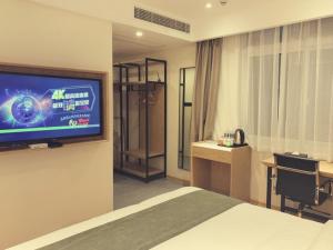 TV a/nebo společenská místnost v ubytování GreenTree Inn Express Hotel Jiangsu Suqian Shuyang Bus Station