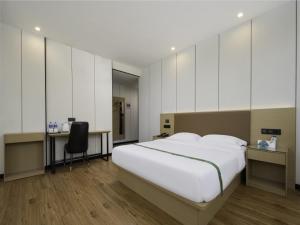 Postel nebo postele na pokoji v ubytování GreenTree Inn Express Hotel Suzhou Taicang West Nanjing Road