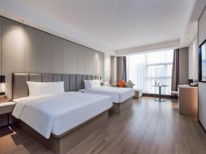 重慶的住宿－格林东方重庆江北国际机场鹿山地铁站酒店，酒店客房设有两张床和大窗户。
