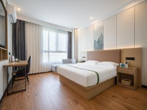 Postel nebo postele na pokoji v ubytování GreenTree Inn Express Hotel Suzhou Taicang West Nanjing Road