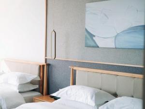 Postel nebo postele na pokoji v ubytování GreenTree Eastern Hotel Jiaxing Jiangnan Moore Store