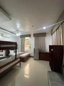 Postel nebo postele na pokoji v ubytování El Nido Royal Palm Inn