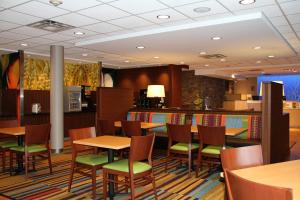 a restaurant with tables and chairs and a bar at Fairfield by Marriott Inn & Suites Jonestown Lebanon Valley in Jonestown
