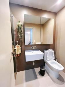 ein Badezimmer mit einem WC, einem Waschbecken und einem Spiegel in der Unterkunft Quick Aces Premium in Melbourne