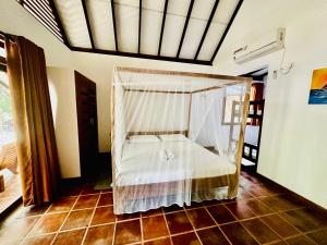 阿魯岡灣的住宿－Riva del Sole Guest House，一间卧室配有一张带蚊帐的床