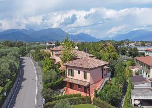 vista arial de uma cidade com casas e uma estrada em Casa Monte Cicogna PT-1 by Wonderful Italy em Moniga