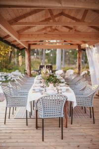 a row of tables and chairs with flowers on them at Woodstock B & B Studios in Bålsta