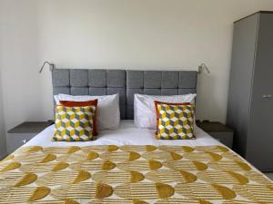 a bedroom with a large bed with two pillows at Contractors l Holidays l Long Stays l Short Stays l WiFi l Remigro Short Lets in Saint Albans