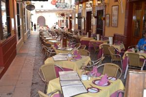 eine Reihe von Tischen und Stühlen in einem Restaurant in der Unterkunft Plaza de Toros in Ronda