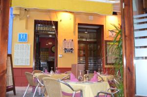 Ein Restaurant oder anderes Speiselokal in der Unterkunft Plaza de Toros 