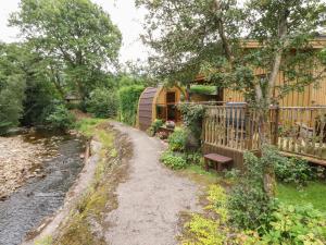 a garden path leading to a yurt with a bench at Burnside Lodge in Fort William