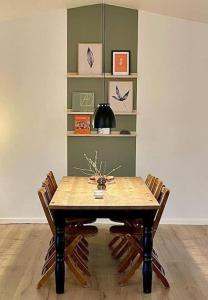 mesa de comedor con 3 sillas y estante en Pia´s Guesthouse, en Askeby