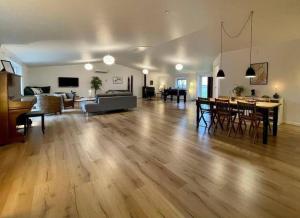 ein großes Wohnzimmer mit einem Sofa und einem Tisch in der Unterkunft Pia´s Guesthouse in Askeby