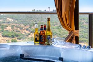 eine Gruppe von Bierflaschen, die auf einer Wanne stehen in der Unterkunft לנפוש עם הנוף in Kefar H̱ananya