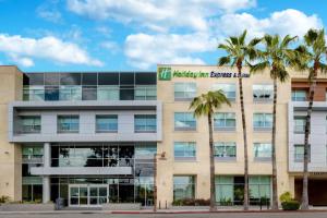Un edificio de oficinas con palmeras al frente. en Holiday Inn Express & Suites - Glendale Downtown, en Glendale