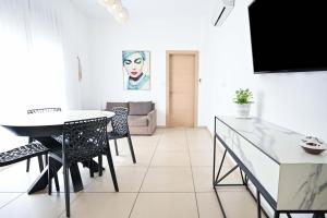 een keuken en een woonkamer met een tafel en stoelen bij Perfect Location 2BR in Reines by HolyGuest in Tel Aviv