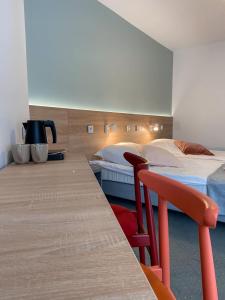 ein Hotelzimmer mit 2 Betten, einem Tisch und Stühlen in der Unterkunft Ośrodek Tulipan in Ustroń