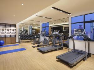 - une salle de sport avec des tapis de course et des équipements d'exercice dans un bâtiment dans l'établissement GreenTree Eastern Hotel Chongqing Jiefangbei International Airport Lushan Subway Station, à Chongqing