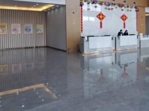 a large room with a lobby with a shiny floor at GreenTree Eastern Hotel Tongling Yi'an Government in Xihu