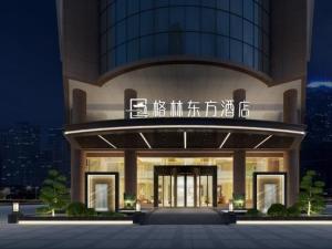 un edificio con un cartel en la parte delantera en GreenTree Eastern Hotel Wuhan Optics Valley East Lake Wuhan University en Wuhan