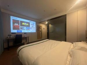 Postel nebo postele na pokoji v ubytování GreenTree Inn Express Hotel Suzhou Taicang West Nanjing Road