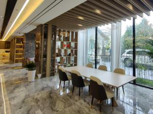 uma sala de jantar com uma mesa branca e cadeiras em GreenTree Eastern Hotel Huai'an Suning Plaza West Huaihai Road em Huai'an