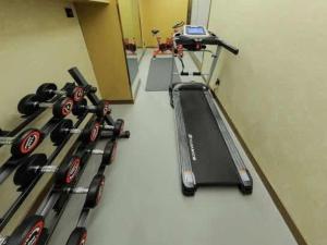 uma sala de ginásio com um suporte de equipamento de fitness em GreenTree Eastern Hotel Huai'an Suning Plaza West Huaihai Road em Huai'an