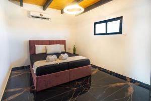ein Schlafzimmer mit einem Bett in der Zimmerecke in der Unterkunft לנפוש עם הנוף in Kefar H̱ananya + 41 Fotos