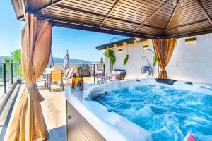 einen großen Whirlpool auf einer Terrasse mit in der Unterkunft לנפוש עם הנוף in Kefar H̱ananya