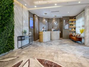 The lobby or reception area at GreenTree Eastern Hotel Shenzhen Futian Civic Center Jingtan Subway Station