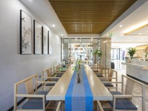 滁州的住宿－格林东方滁州市政府花园东路酒店，一间带长桌和椅子的用餐室
