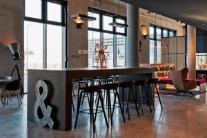 Ein Sitzbereich in der Unterkunft MOXY Vienna Airport