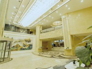 una grande hall con lucernario in un edificio di GreenTree Eastern Hotel Duyun Wen'an Jinmei Times Bus Station a Yinzhan
