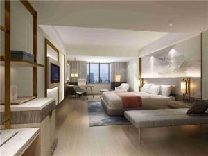 a large hotel room with a bed and a desk at GreenTree Eastern Hotel Hebi Jun County Passenger Station in Xun +18 photos