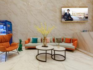 TV a/nebo společenská místnost v ubytování GreenTree Eastern Hotel Jiaxing Jiangnan Moore Store