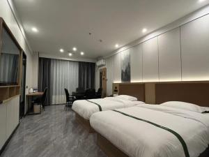 Postel nebo postele na pokoji v ubytování GreenTree Inn Express Hotel Suzhou Taicang West Nanjing Road