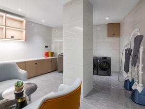 a kitchen with a washer and dryer in a room at GreenTree Eastern Hotel Wuhan Optics Valley East Lake Wuhan University in Wuhan