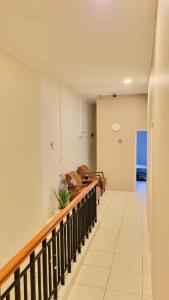 um corredor de uma casa com uma escada em Bels Boarding House (Kost) em Pumpangsineng