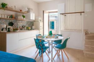 - une cuisine avec une table et des chaises bleues dans l'établissement Casa Dafne Sorrento Center, à Sorrente