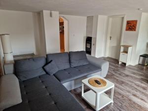 sala de estar con sofá y mesa en Ferienwohnung Dalea, en Bad Waldsee
