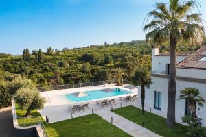 una vista aérea de una villa con piscina en Gianos Villa, en Mascali