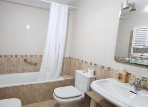 uma casa de banho com um WC, um lavatório e uma banheira em Suite Rigel em Ponferrada