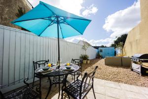 Patio nebo venkovní prostory v ubytování Flat 1 Flint House Tenby - 2 bedroom - garden - dog friendly