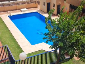 una vista aérea de una piscina en un patio en Casa Playa Guadalmar en Málaga