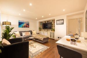 sala de estar con sofá y mesa en Niru Experience Hidden Gem in Chelsea en Londres