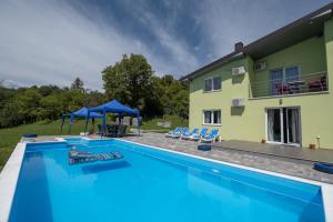 an image of a swimming pool in front of a house at Greenoasis Bihac in Bihać