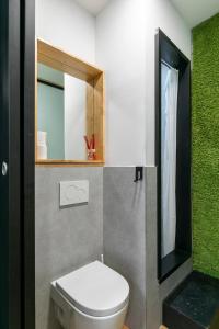 Koupelna v ubytování HOMEABOUT MADRID RÍO APARTMENT + 30 fotografií