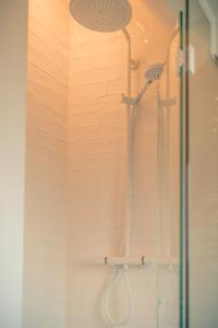 La salle de bains est pourvue d'une douche avec un pommeau de douche. dans l'établissement Salty Vibes, à Middelkerke