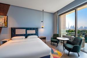 Postel nebo postele na pokoji v ubytování Hyatt Centric Jumeirah Dubai